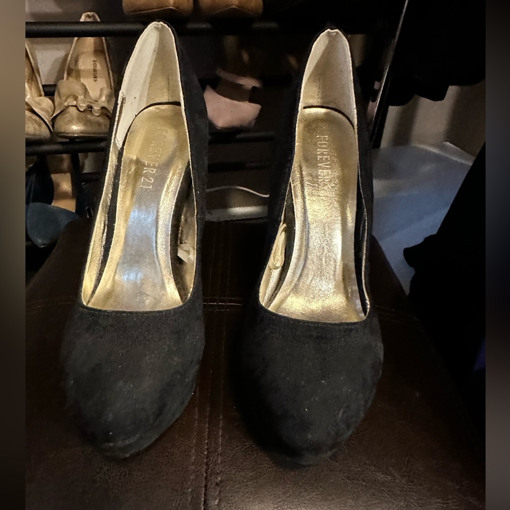 Black: gold heel